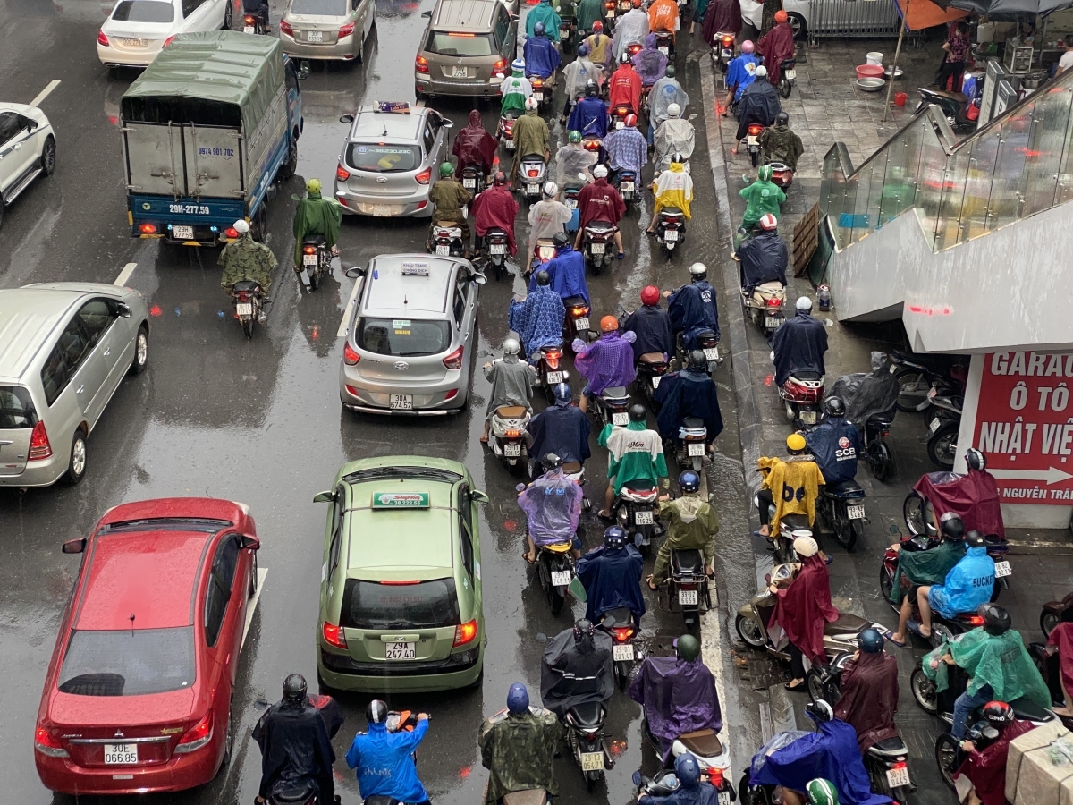 Streets throughout Hanoi suffer blockages after period of heavy rain